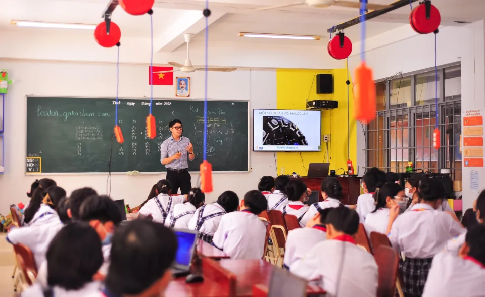 Lớp học sáng sủa, bàn ghế ngay ngắn